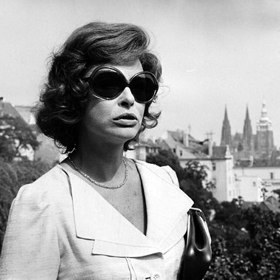 Pocházela z rodiny bohatého kožešníka. Odmala chtěla být herečkou.