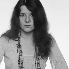Zpěvačka Janis Lyn Joplin se narodila 19. ledna 1943 v městečku Port Arthur v americkém Texasu a nazpívala  rockové rythm and bluesové hity.