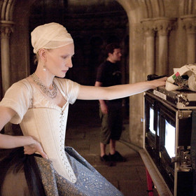 Zatímco první díl pojednával o nástupu mladičké Alžběty na anglický trůn, Zlatý věk líčí vrcholné období její vlády v druhé polovině šestnáctého století.