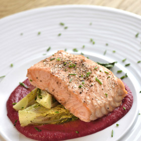 Losos s pyré z červené řepy

Suroviny:

400 g červené řepy
3 dl smetany
3 dl mléka
sůl
mletý pepř
citronová šťáva
Postup:

Červenou řepu nakrájíme na kostičky a přidáme do rendlíku, kam jsme si nalili smetanu a mléko, vaříme asi 25 minut, poté scedíme, rozmixujeme, popřípadě naředíme smetanovým odvarem.

Losos:

Z lososa připravíme 4 steaky o váze 200 g, osolíme, opepříme a ugrilujeme tak, aby byl šťavnatý a uvnitř růžový.