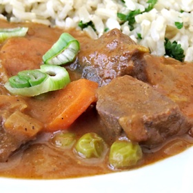 Dančí maso na kořenové zelenině

Suroviny:

1 kg dančího masa - plec
(kořenová zelenina)- 1 mrkev, 1 petržel, 1/2 menšího celeru, 1 střední cibule 
kousek slaniny
sůl
pepř
(koření)bobkový list, nové koření, celý pepř může být pár kuliček jalovce 
sádlo
1,5 dcl červeného vína
brusinky, pokud nemáme, tak rybízová nebo šípková marmeláda
citrón

Postup:

Odblaníme maso a nakrájíme na kostky.

Očistíme kořenovou zeleninu a také nakrájíme na kostky nebo nastrouháme nahrubo.

Taktéž cibuli najemno a slaninu na kostičky.

Na sádle zpěníme cibulku, vložíme slaninu, po chvilce kořenovou zeleninu. Restujeme do růžova.

Poté vložíme maso, které jsme před tím osolili a opepřili.

Necháme zatáhnout maso a podlijeme červeným vínem, vložíme koření a dusíme. Na koření doporučuji použít pytlíček, ať ho nemusíte lovit.

Podle potřeby podléváme vodou.

Ke konci dochutíme solí, zavařeninou, citrónem a nezahušťujeme. Zelenina udělá omáčku dost hustou.

Podáváme s bramborovým knedlíkem.