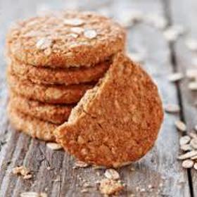 Datlové sušenky:

Suroviny:

300 gramů špaldové mouky
1 lžičku kypřicího prášku do pečiva
1 lžička skořice
120 gramů lískových oříšků
150 gramů sušených datlí
100 gramů datlového sirupu
180 gramů másla
1 lžička vanilkového extraktu
1 lžičku citronové šťávy.

Postup:

Oříšky opražte a umelte najemno, datle vypeckujte a nakrájejte na malé kousky. Všechny ingredience poté smíchejte dohromady a vypracujte těsto. Nechte ho přes noc ztuhnout v ledničce, poté rozválejte a vykrajujte kolečka. Pečte na 180 °C asi 10 minut.