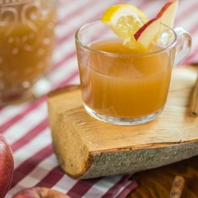 Jablečný mošt se špetkou zázvoru:

Suroviny:

800 ml jablečného moštu
1 celá skořice
4 hřebíčky
2 cm čerstvého zázvoru
2 sáčky černého čaje
citron a jablko na podávání.

Postup:

Mošt nalijte do hrnce a přidejte skořici a hřebíček.

Zázvor oloupejte a nakrájejte na tenké plátky. Přidejte ho do moštu.

Mošt přiveďte k varu a nechte 2 minuty vařit. Poté odstavte.

Do moštu ponořte sáčky čaje a nechte asi 3 minuty louhovat. Poté je vyjměte a mošt sceďte.

Svařený mošt rozdělte do 4 hrnků a podávejte s citronem a kouskem čerstvého jablka.