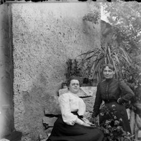 Anna Honzáková byla česká lékařka, první promovaná doktorka medicíny 17. března 1902 na české Karlo-Ferdinandově univerzitě v Praze, historicky třetí promovaná česká lékařka, první odborná lékařka se soukromou praxí, publicistka a pracovnice v ženském hnutí.