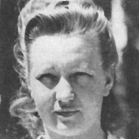 Dorothea Binz, které se přezdívalo "plavovlasá mrcha" se narodila v roce 1920 v Braniborsku do středostavovské alkoholické rodiny. Měsíc před vypuknutím druhé světové války se přihlásila do kuchyně v koncentračním táboře v Ravensbrücku, kde po vypuknutí války v září 1939 povýšila na pozici dozorkyně. 