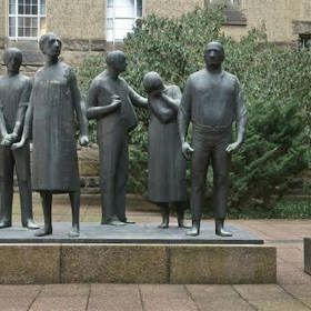 Bývalý popravčí dvůr s plastikou A. Wittiga Odbojáři v Památníku obětí justičních zločinů v Drážďanech.