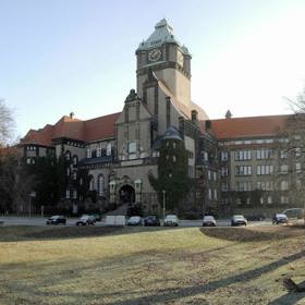 Památník obětí justičních zločinů Münchner Platz v Drážďanech.