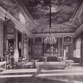 V září 1719 se v Rezidenčním zámku konaly svatební oslavy kurfiřtského prince Friedricha Augusta II. Saského s rakouskou císařskou dcerou arcivévodkyní Marií Josefou. Vzniklo tu pět úžasných svatebních místností. Zde na fotografii z roku 1933. Za druhé světová války pak byl zámek zničen bombardováním.