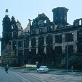 Takhle vypadal Rezidenční zámek v Drážďanech ještě v osmdesátých letech dvacátého století.