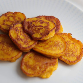 Dýňové noky:

Suroviny:

500 g upečené máslové dýně
90 g tapiokové škrobové mouky
40 g nastrouhaného parmazánu (sýru Gran Moravia)
sůl (lžička + dle chuti)
2 celá vejce.

Postup:

Máslovou dýni nakrájet na kostky, upéct v troubě na pečicím papíru nebo ve fritéze v sádle. Rozmixovat na kaši. Péct/smažit na rozpálené pánvičce s tukem z obou stran 2 minuty.

Hodí se jako noky k omáčce a masu, jsou výborné se smetanovým špenátem a krůtím masem.