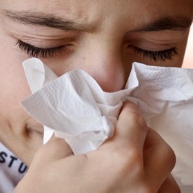 Častou nemocí, kterou si dítě může přinést z kolektivu, je rýma. Není dobře ji podceňovat, protože se k ní dost často přidávají i další nemoci.