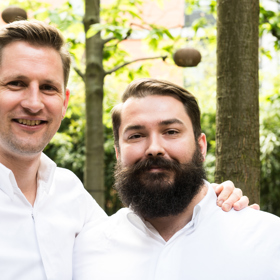 Duo šéfkuchařů berlínské restaurace Facil, oceněné dvěma michelinskými hvězdami.