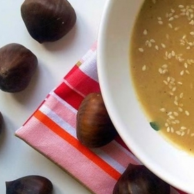 Kaštanová polévka

Suroviny:

250 g jedlých kaštanů
1 menší cibule
2 plátky zázvoru
30 g másla
2 řapíky celeru
1 litr zeleninového vývaru
100 ml mléka
2 lžíce kaštanové mouky
sůl
pepř

Postup:

Kaštany nařízneme na vypouklé straně do křížku. Rozložíme je na plech a pečeme v troubě vyhřáté na 200 stupňů cca 10 minut. Kaštany by měly začít praskat. Jakmile jsou kaštany upečené, oloupeme je a nakrájíme na větší kousky

Mezitím si na másle si zpěníme nadrobno nakrájenou cibuli. Po chvilce přidáme nakrájený zázvor, celer, kaštany a ještě chvilku restujeme. Vše zalijeme vývarem a vaříme až budou kaštany měkké.

Polévku rozmixujeme na hladký krém. Nakonec polévku zahustíme kaštanovou moukou, kterou jsme si rozmíchali v mléce.

Ještě chvilku provaříme, ochutíme solí a pepřem a můžeme podávat.