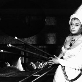 Irena Kačírková ve filmu Zdeňka Podskalského Bílá paní. Právě tato komedie oživila bájné legendy o dobrých přízracích.