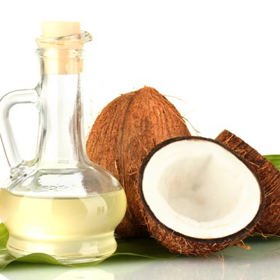 Kokosový olej – lehce rozehřátý olej vmasírujte do postižené pokožky, nechte alespoň 20 minut působit a poté smyjte. Pro snazší aplikaci ve vlasové části pokožky pomůže rozmíchání oleje v teplé vodě.