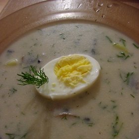 Kulajda s nízkým obsahem laktózy
Suroviny:
hrst sušených hub
3 velké brambory
nasekaný kopr dle chuti
1 kelímek smetany
2-3 lžíce hladké mouky
sůl
kmín
ocet
cukr
1 bobkový list
vejce
Postup:
Sušené houby zalijeme cca 1 litrem vody, osolíme a dáme vařit. Po asi 15 minutách přidáme na kostičky nakrájené brambory spolu s kmínem a bobkovým listem. Vaříme doměkka. Ve smetaně rozšleháme mouku a vlijeme do vařící polévky, promícháme, přidáme nasekaný kopr a necháme provařit. Dle potřeby dochutíme octem a cukrem. Nakonec do polévky přidáme nahrubo nasekaná vařená vejce a podáváme.