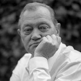 Rudolf Hrušínský starší byl český herec. Kromě toho působil jako divadelní a filmový režisér, je rovněž autorem jedné detektivní divadelní hry První případ z roku 1944, počátkem 90. let krátce zasedal jako poslanec Sněmovny lidu Federálního shromáždění.