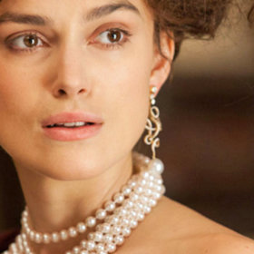 Během cesty do Moskvy, kam jede navštívit bratra, potká hraběnku Vronskou