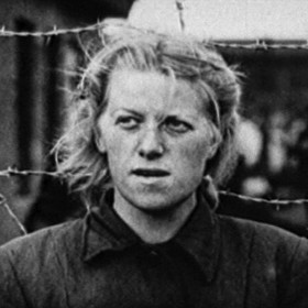 Herta Bothe se narodila v lednu 1921 a byla jednou z nejhorších nacistických bestií. Prošla hned třemi koncentračními tábory jako dozorkyně. Největší zvěrstva páchala v táboře Stutthof u Gdaňsku v dnešním Polsku, kde si vysloužila přezdívku "sadistka ze Stutthoffu".