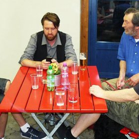 Z nedostatku příležitostí začnou chlapi podnikat jako „hodinoví manželé".