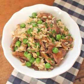 Houbové rizoto
Suroviny:
200 ml
tučné zakysané smetany
sůl, pepř, mletý kmín
3 lžíce
másla
300 g
rýže
500 g
hřibů
200 g
mraženého hrášku
100 g
tvrdého strouhaného sýra
Postup:
Rýži uvaříme podle návodu na obalu v osolené vodě. Mezitím očistíme hřiby a nakrájíme je na silnější plátky.
V pánvi rozehřejeme lžíci másla, přidáme hřiby a orestujeme dozlatova (asi 8 minut). Dochutíme mletým kmínem, solí a pepřem.
Uvařenou rýži scedíme a necháme okapat. Rýži, smetanu, zbylé máslo a hrášek vmícháme k hříbkům a promícháme. Přidáme nastrouhaný sýr, znovu promícháme a podle potřeby přidáme pepř a sůl. Ihned podáváme.