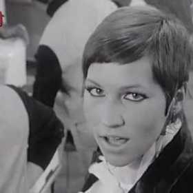 Ke zpívání se dostala šťastnou náhodou, při zpěvu u klavíru ji slyšel místní muzikant a objevil v ní talent. Na klavír se učila hrát jedenáct let, ale moc ji to nebavilo.