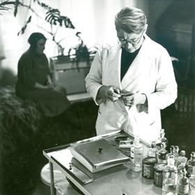 Studentka Honzáková – po pěti letech navštěvování přednášek – všechny tři rigorózní zkoušky (každá se skládala ze 3 dílčích) složila s výborným prospěchem a 17. března 1902 v aule Karolina promovala na doktorku veškerého lékařství – MUDr. Její píli a vědomosti oceňoval i známý profesor Josef Thomayer, jenž si Anny Honzákové poté, co ji osobně poznal, velmi považoval.