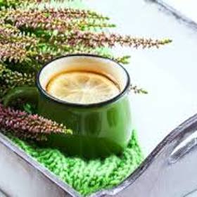 Vřesový čaj

Suroviny:

3 čajové lžičky sušeného celíku zlatobýlu
3 čajové lžičky sušené vrbovky malokvěté
3 čajové lžičky sušeného vřesu obecného

Postup:

Směs zalijeme litrem vroucí vody, bylinky necháme vyluhovat, scedíme a pijeme.