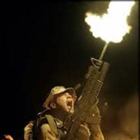 Dvacetiletý zelenáč Anthony Swofford (Jake Gyllenhaal) chtěl pouze pokračovat v rodinné vojenské tradici.