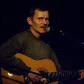 Jiří Schmitzer je synem herce Jiřího Sováka (1920-2000). Jeho umělecké zájmy se původně ubíraly hudebním směrem, v několika kapelách hrál na baskytaru, začal se učit zámečníkem, nakonec vystudoval elektrotechnickou průmyslovku. Po maturitě se až na druhý pokus dostal na DAMU, kde absolvoval studium herectví.