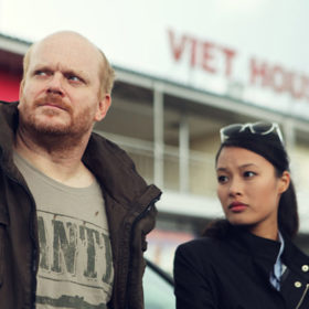 Nesourodá dvojice – emancipovaná žena, která se rozhodla žít podle vlastního rozhodnutí, a stárnoucí sarkastický vyšetřovatel, pro nějž práce zůstala jediným opěrným bodem v životě.