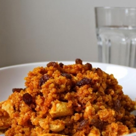 Indické kari s bulgurem:

Suroviny:

2 kuřecí prsa
1 velká, nadrobno nakrájená cibule
500 ml zeleninového vývaru
4 stroužky česneku
1 chilli paprička
1/2 konzervy kokosového mléka
olivový olej
2 lžičky kari
1 lžička kurkumy
200 g bulguru
80 g rajčatového protlaku
50 g rozinek.

Postup:

Kuřecí prsa omyjeme, nakrájíme na nudličky, osolíme a opečeme na olivovém oleji. Opečené kuřecí maso vyndáme z pánve a vhodíme do ní nakrájenou cibuli a nadrobno nakrájený česnek. Po chvilce přidáme kurkumu, kari a nakrájenou chilli papričku.

Vmícháme protlak, rozinky, kokosové mléko, přisypeme bulgur a vše zalijeme vývarem. Přiklopíme pokličkou a dusíme 20 minut. Nakonec vmícháme zpět kuřecí maso a povaříme dalších 10 minut.

Jakmile je bulgur měkký, můžeme servírovat.