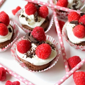 Růžové cupcakes

Suroviny:

1 a 1/2 hrnku celozrnné mouky
1 vejce
1/2 hrnku rostlinného mléka
4 lžíce kakaa
1/2 hrnku třtinového cukru
1/2 hrnku rostlinného oleje nebo rozpuštěného másla
1 lžička prášku do pečiva
špetka soli
lžička přírodního vanilkového aromatu

Na krém
250 g odtučněného tvarohu
stévie nebo med
čerstvé maliny
hořká čokoláda

Postup:

V míse smícháme mouku, prášek do pečiva a špetku soli. Ve druhé míse smícháme vejce, mléko, cukr, olej a metličkou vše prošleháme. Takto připravenou tekutou směs vmícháme k mouce. Přidáme kakao a vanilkové aroma.

Těsto postupně naléváme do košíčků na muffiny a pečeme v troubě vyhřáté na 180 stupňů cca 30 minut.

Hotové cupcaky zdobíme krémem, který vyrobíme smícháním tvarohu a stévie nebo medu. Zdobíme čerstvými malinami a nastrouhanou čokoládou.