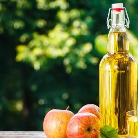 Jablečný ocet – po umytí vlasů vhodným šamponem vmasírujte do pokožky roztok jablečného octa s teplou vodou v poměru 1:1. Nechte několik minut působit a poté důkladně opláchněte.