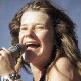 Postupně ji začal přitahovat svět populární hudby. Od mládí obdivovala bluesovou zpěvačku Bessie Smith, „císařovnu blues“, které se chtěla sama svým muzikantským projevem vyrovnat. 