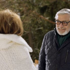 Láska má mnoho podob a nakonec si najde každého, vzkazuje zimní romantická komedie Šťastný nový rok, jejíž příběh začíná těsně před Vánocemi a končí na Nový rok. 