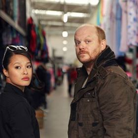 Otevřenými dveřmi do světa, v němž vládnou pravidla obchodu, rodinných klanů a hierarchií a který přehrazuje i jazyková bariéra, se mu stává mladá vietnamská policistka.