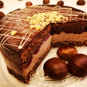 Kaštanový dort

Oloupejte půl kila jedlých kaštanů, uvařte je v mléce doměkka a větší část jich prolisujte (umelte), trochu si nechte na ozdobu. V míse utřete do pěny 80 g másla, žloutky ze šesti vajec, 180 g cukru a prolisované kaštany. Doplňte 100 g posekaných mandlí nebo oříšků a jemně vmíchejte sníh ze šesti bílků. V dortové formě – vymazané a vysypané - pečte zvolna půl hodiny a potom kontrolujte klasicky špejlí, jestli ještě chvilku nepotřebuje dopéci. Vychladlý dort rozřízněte a vyplňte šlehačkou. Tou potřete i vršek dortu a ještě posypte posekanými kaštany, které jste si ponechaly po uvaření na ozdobu.