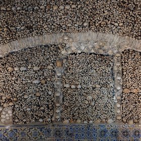 Kaple nabízí strašidelnou podívanou. Interiér je totiž vybudovaný z lidských kostí.