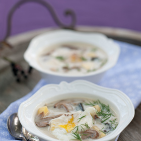 Krémová kulajda
Suroviny:
hrst čerstvých nebo mražených hříbků
1 lžíce másla
půl lžičky kmínu
4 větší brambory, oloupané, nakrájené na kostičky
nové koření
4 kuličky černého pepře
2 bobkové listy
1 balení zakysané smetany
2 lžíce hladké mouky
1 lžíce octa (podle chuti), sůl
1 lžíce čerstvého kopru, nasekaného
4 vejce
Postup:
Houby očistěte a nakrájejte na středně velké kousky. Máslo rozpusťte v polévkovém hrnci a pak na něm houby pět minut smahněte, zasypte kmínem, promíchejte, přidejte syrové brambory a zalijte litrem vody. Vhoďte nové koření, pepř, bobkové listy a vařte zhruba dvacet minut. Potom do smetany vmíchejte hladkou mouku, přidejte ji do polévky a krátce prohřejte.
Nakonec kulajdu podle chuti osolte, okyselte octem a přidejte do ní nasekaný kopr. Těsně před podáváním do polévky vyklepněte vejce a nechte je jen tři čtyři minuty projít varem, pak polévku stáhněte z ohně a nechte vajíčka, aby došla – žloutky budou poloměkké a z kulajdy se stane nepřekonatelná polévka.