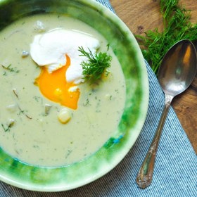 Kulajda
Suroviny:
5 bobkových listů
8 kuliček celého černého pepře
4 kuličky nového koření
1 lžíce kmínu
hrst sušených hub
3 lžíce másla
2 lžíce hladké mouky
300 ml kuřecího vývaru
krupicový cukr dle chuti
sůl
ocet dle chuti
200 ml zakysané smetany
100 g lišek
pepř
100 g vařených brambor
hrst čerstvého kopru
4 pošírovaná vejce
Postup:
Z bobkových listů, celého pepře, nového koření, kmínu a sušených hub připravíme 300 ml vývaru.
Ze dvou lžic másla a mouky si připravíme světlou jíšku, kterou necháme vychladnout. Podlijeme vroucím kuřecím vývarem, rozmícháme, přidáme houbový vývar, ochutíme cukrem, solí a octem a necháme povařit 15-20 minut.
Do základu přidáme zakysanou smetanu, ještě jednou krátce provaříme. Hotovou kulajdu dochutíme podle potřeby.
V rozpálené pánvi na másle orestujeme čerstvé lišky, osolíme, opepříme, přidáme vařené a nakrájené brambory a zasypeme nasekaným koprem.
Do talíře nandáme orestované houby s bramborami a koprem, na ně položíme pošírované vejce, ozdobíme čerstvým koprem a zalijeme kulajdou.