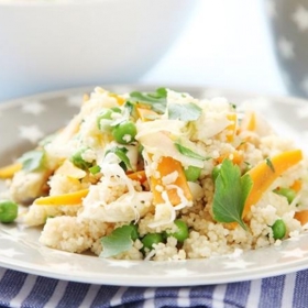 Kuskus s kuřecím masem, zeleninou a sýrem:

Suroviny:

4 kuřecí prsa
2 šalotky
3 mrkve
1 balení mraženého hrášku
200 ml kuřecího vývaru
petrželka
2 lžíce extra panenského olivového oleje
200 g kuskusu
100 g eidamu na strouhání (45 % tuku)
sůl
pepř.

Postup:

Kuskus připravte dle návodu.

Na oleji orestujte nasekanou šalotku.

Přidejte na nudličky nakrájené kuřecí maso a mrkev. Osolte a opepřete.

Podlijte vývarem a poduste doměkka, asi 10 minut.

Poté vmíchejte hrášek a ještě 5 minut duste. Podle potřeby podlijte vodou nebo zeleninovým vývarem.

Směs promíchejte s hotovým kuskusem. Dejte na talíře, zasypte nastrouhaným sýrem a ozdobte petrželkou.