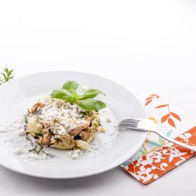 Bulgur s cuketou, ricottou a bazalkou:

Suroviny:

150 g bulguru 
4 menší cukety
10 stonků povařeného chřestu
80 g ricotty vhodné na strouhání (ricotta montela) La Formaggeria Gran Moravia
svazek bazalky 
svazek máty 
100 g krůtího masa 
extra panenský olivový olej
sůl, pepř.

Postup:

Uvařte bulgur dle návodu na balení, pak jej přendejte do mísy a zakapejte trochou oleje. Cukety nakrájené na nudličky orestujte na pánvi, osolte a ochuťte mátou a bazalkou natrhanou na malé kousky. Krůtí maso nakrájejte na malé kousky a opečte ho na pánvi. Společně v míse smíchejte uvařený bulgur, cuketu, chřest nakrájený na kolečka a maso, opepřete, případně dosolte. Na závěr přidejte nastrouhanou ricottu a podávejte.


