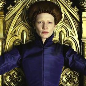 Protestantská královna je trnem v oku převážně katolické Evropě v čele se španělským králem Filipem II., toho času nejmocnějším světovým panovníkem. Bezpečně se navíc nemůže cítit ani v domovské Anglii, kde jí klidu nedopřávají intrikující katolíci, mocně podporovaní skotskou královnou Marií Stuartovnou.