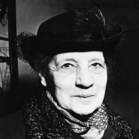 Teprve po soukromém doučování fyziky mohla složit maturitu na chlapeckém gymnáziu. Bylo ji už 23 let. 