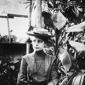 V 18 letech skončila se studiem na gymnáziu, maturitu však vykonat nemohla, proto se rozhodla vystudovat učitelství francouzštiny a rok učit. 