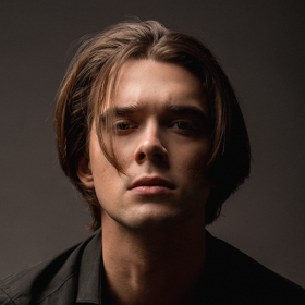 V jeho sedmnácti letech ho postihla velká ztráta, kdy mu zemřel otec.