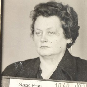 Právě zde byli za protektorátu vězněni mnozí Češi. Fotografie Mileny Jesenské pořízená pražským gestapem po jejím zatčení na konci roku 1939. I ona skončila v Drážďanech.