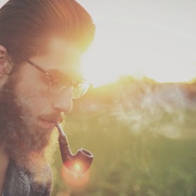 Člověk otevřený zkušenostem na snímku originálně pózuje, nechybí ani doprovodné předměty - kytara, dýmka, snowboard nebo třeba bonsaj. Tito jedinci se s oblibou tváří naštvaně nebo smutně.