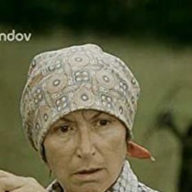 Zpočátku se věnovala více hudbě, ale nakonec se rozhodla pro hereckou práci.